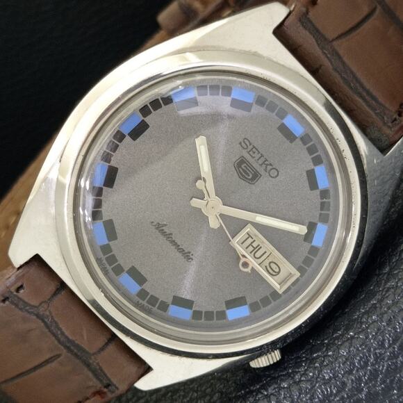 Vintage 1976 Seiko Automatic Mens Silver Watch W/daydate & Gray accents - Picture 1 of 10